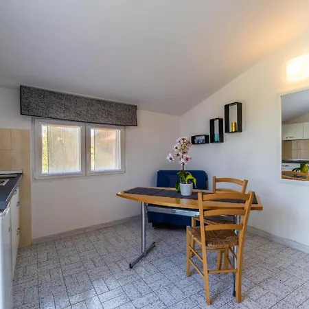 Fuer 2 Personen Ca 20 Qm In Krnica, Istrien Bucht Von Rasa *